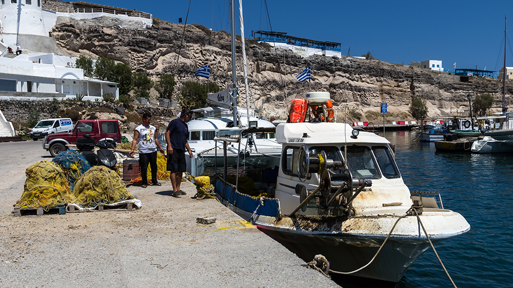 Fangbegutachtung im Hafen Vlichada, Santorin