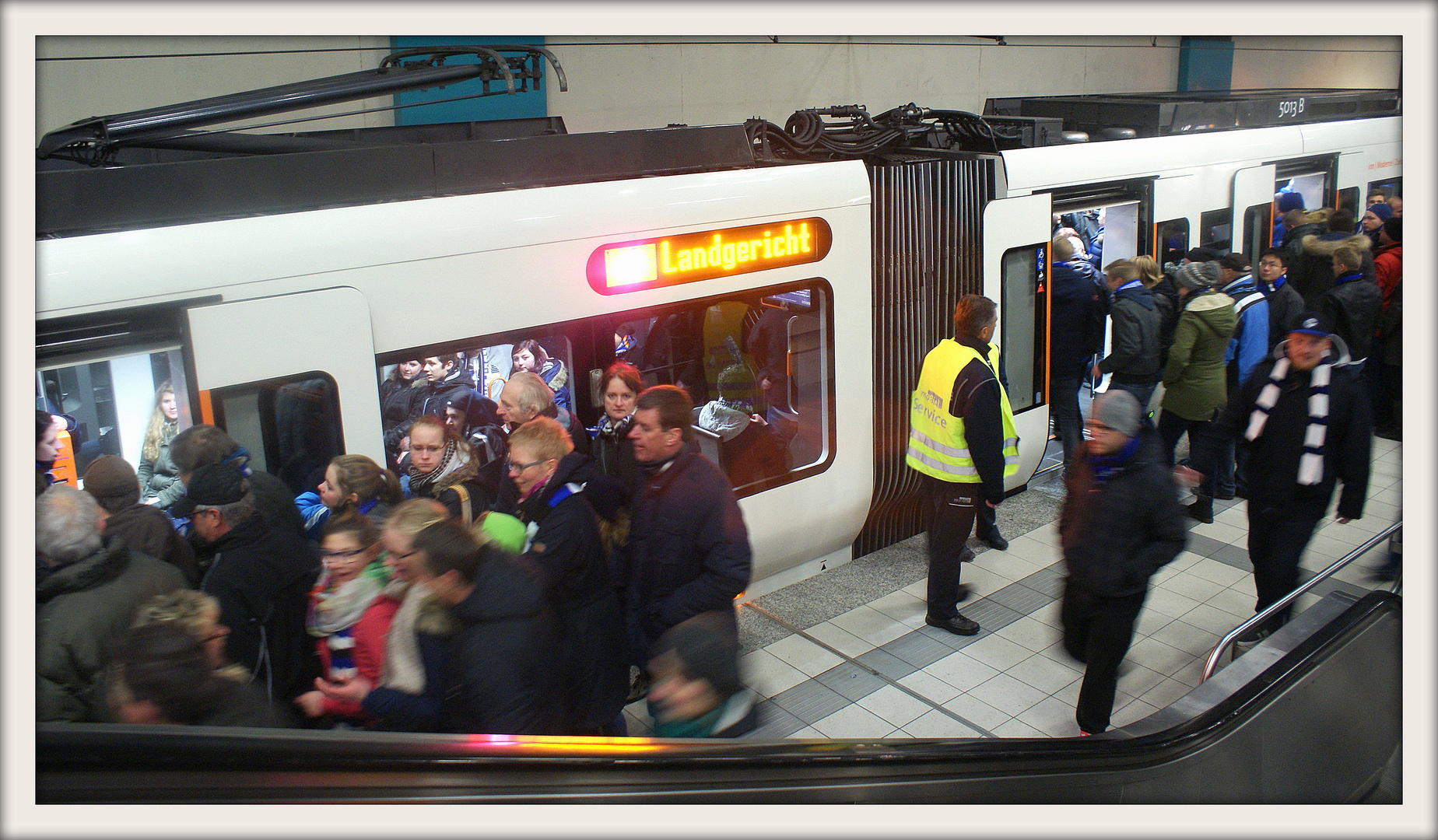 Fans drängen in die Straßenbahn.