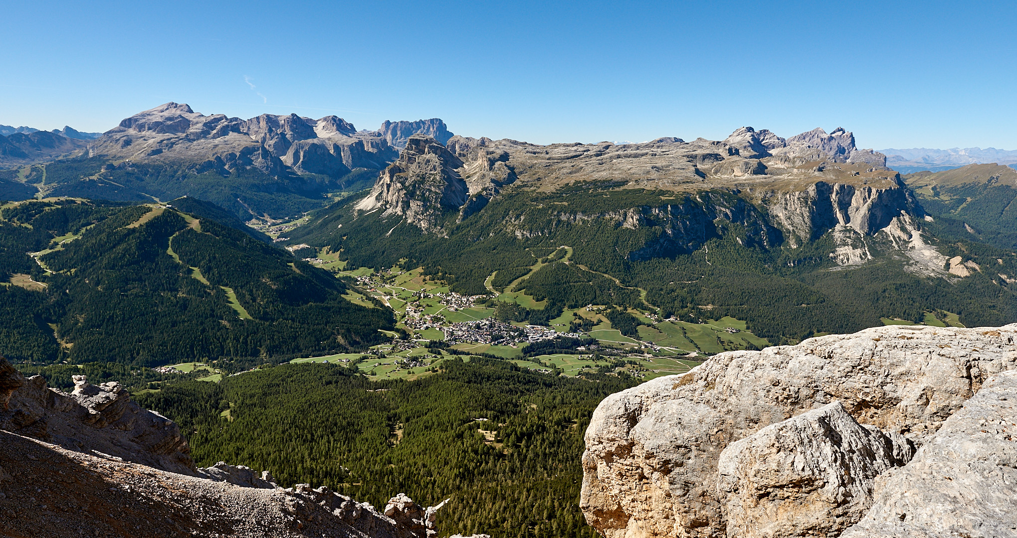 Fantastisch ist der Ausblick vom Gipfelkreuz auf dem Heiligkreuzkofel 2907 m...