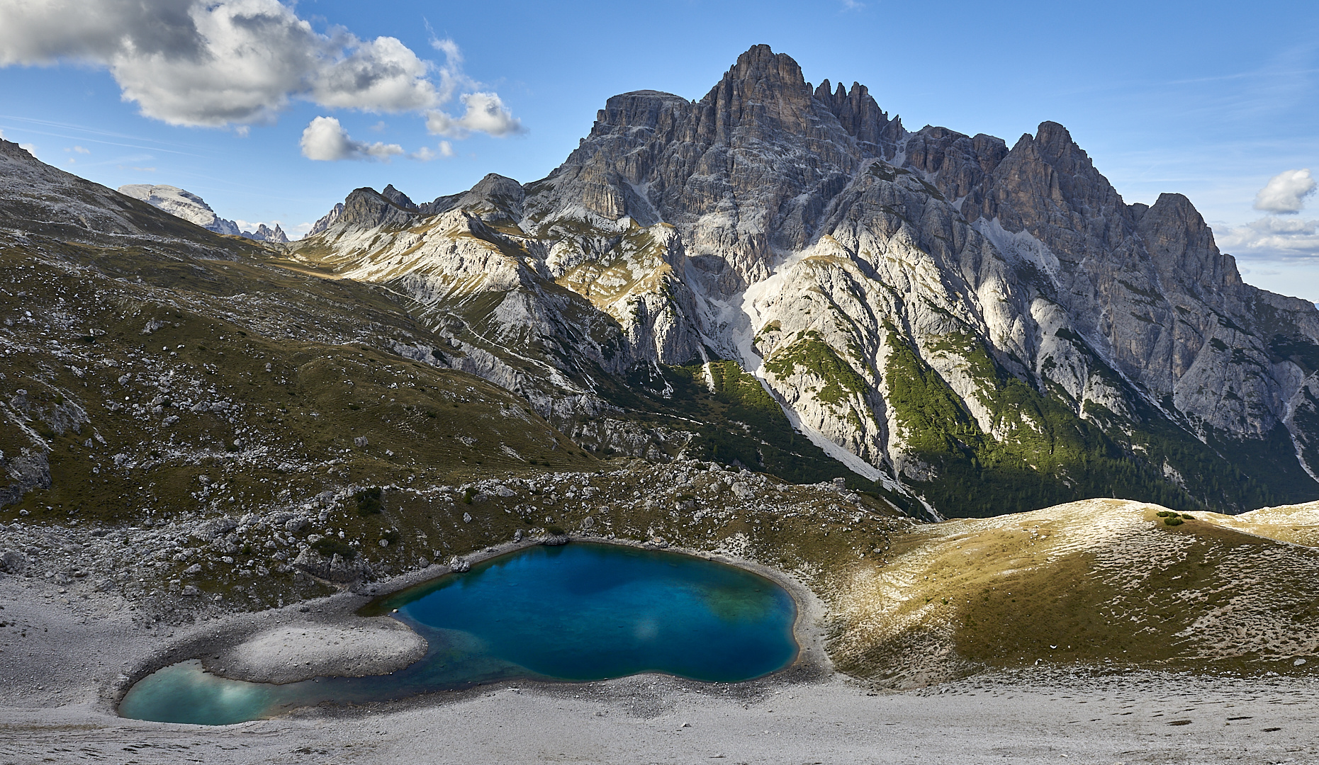 Fantastische Farben hat der kleine See in den Sextener Dolomiten, wenn die...