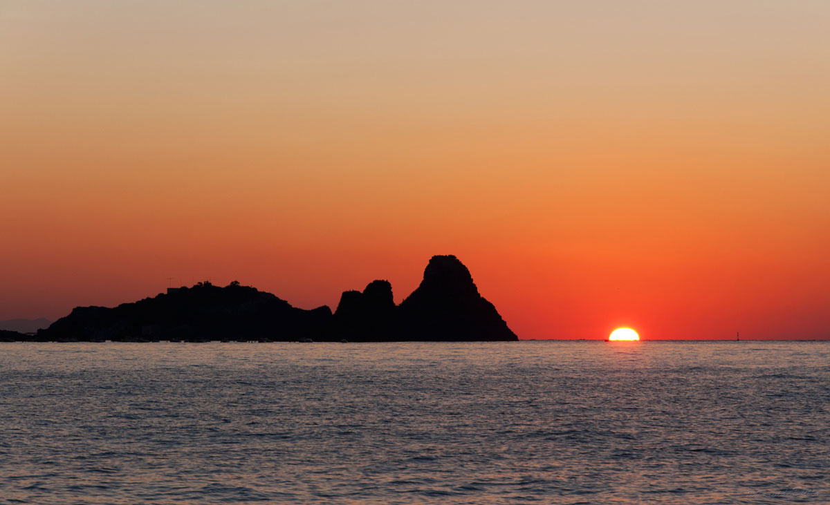 Faraglioni di Aci Trezza all'Alba