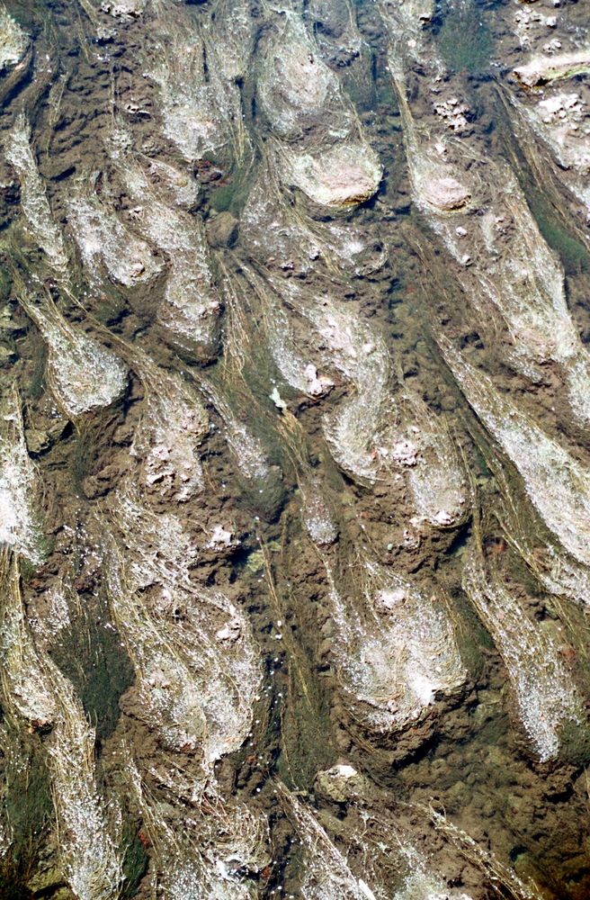 Farbe Grau - Fließmuster in der flachen Dordogne