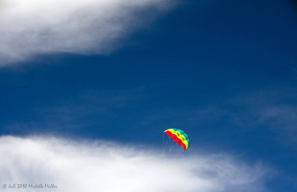 Farbe in den Wolken am Strand von Grotekeete