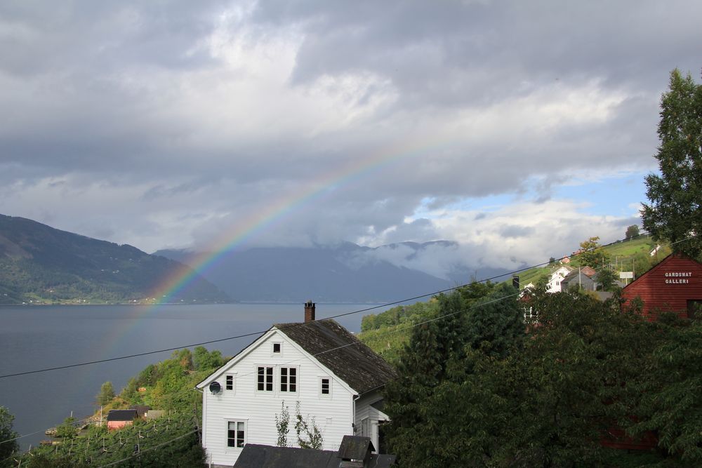 Farbe über dem Fjord