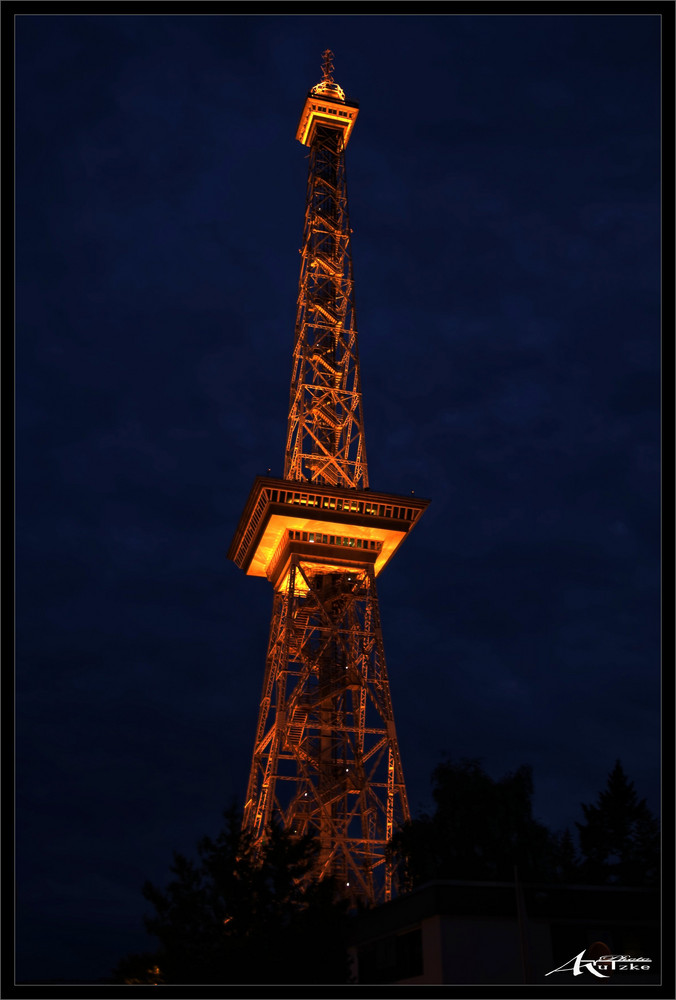 Farben der Welt - der Berliner Fernsehturm bei Nacht