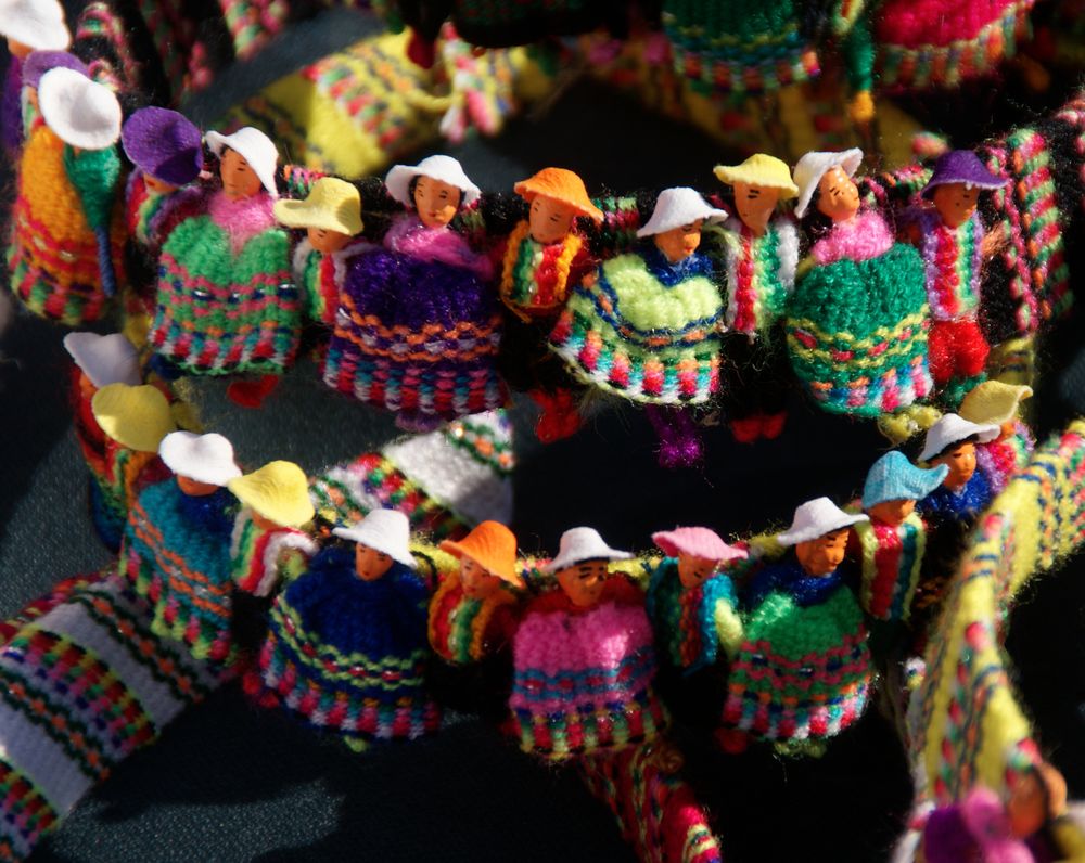 Farben Perus: Figürchen in gestrickten Kleidern …