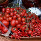 Farben Rot und Grün: Tomaten, Chili und Limetten