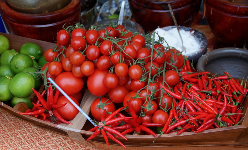 Farben Rot und Grün: Tomaten, Chili und Limetten