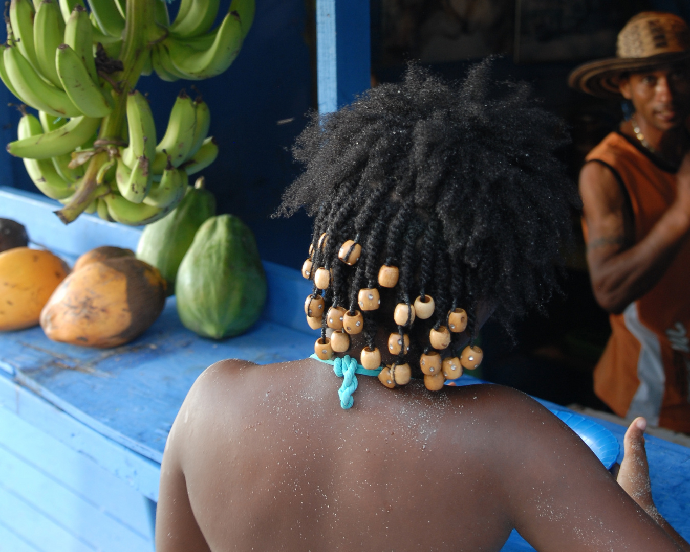 Farben und Formspiel - Mädchenkopf vor blauem Kiosk, Colombia