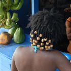 Farben und Formspiel - Mädchenkopf vor blauem Kiosk, Colombia