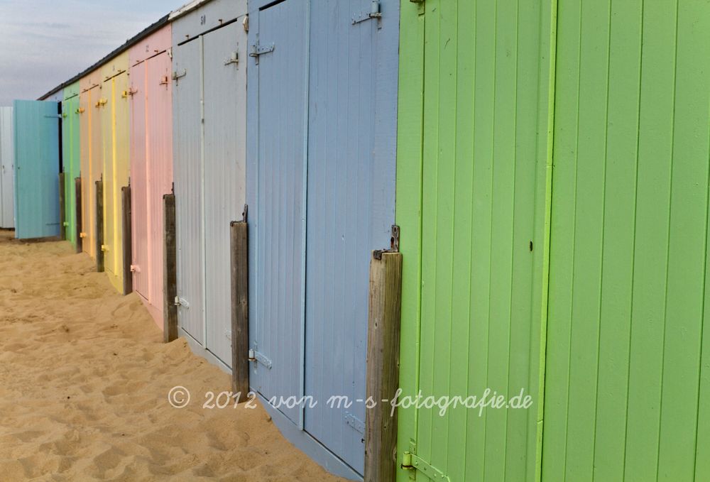 farbenfohe Strandkabinen in Holland01