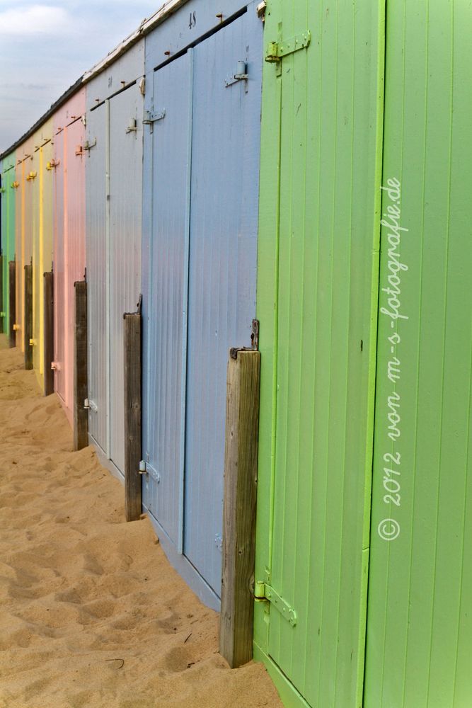 farbenfohe Strandkabinen in Holland02