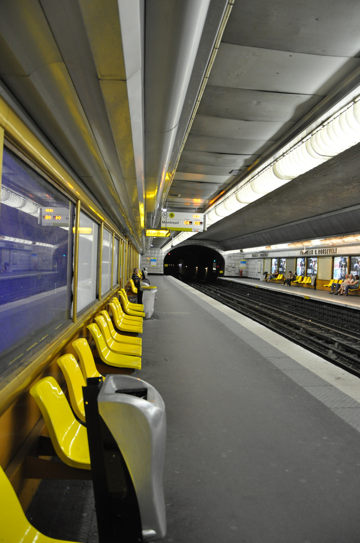 farbenfroh: Metrostation Franklin Roosevelt, Paris