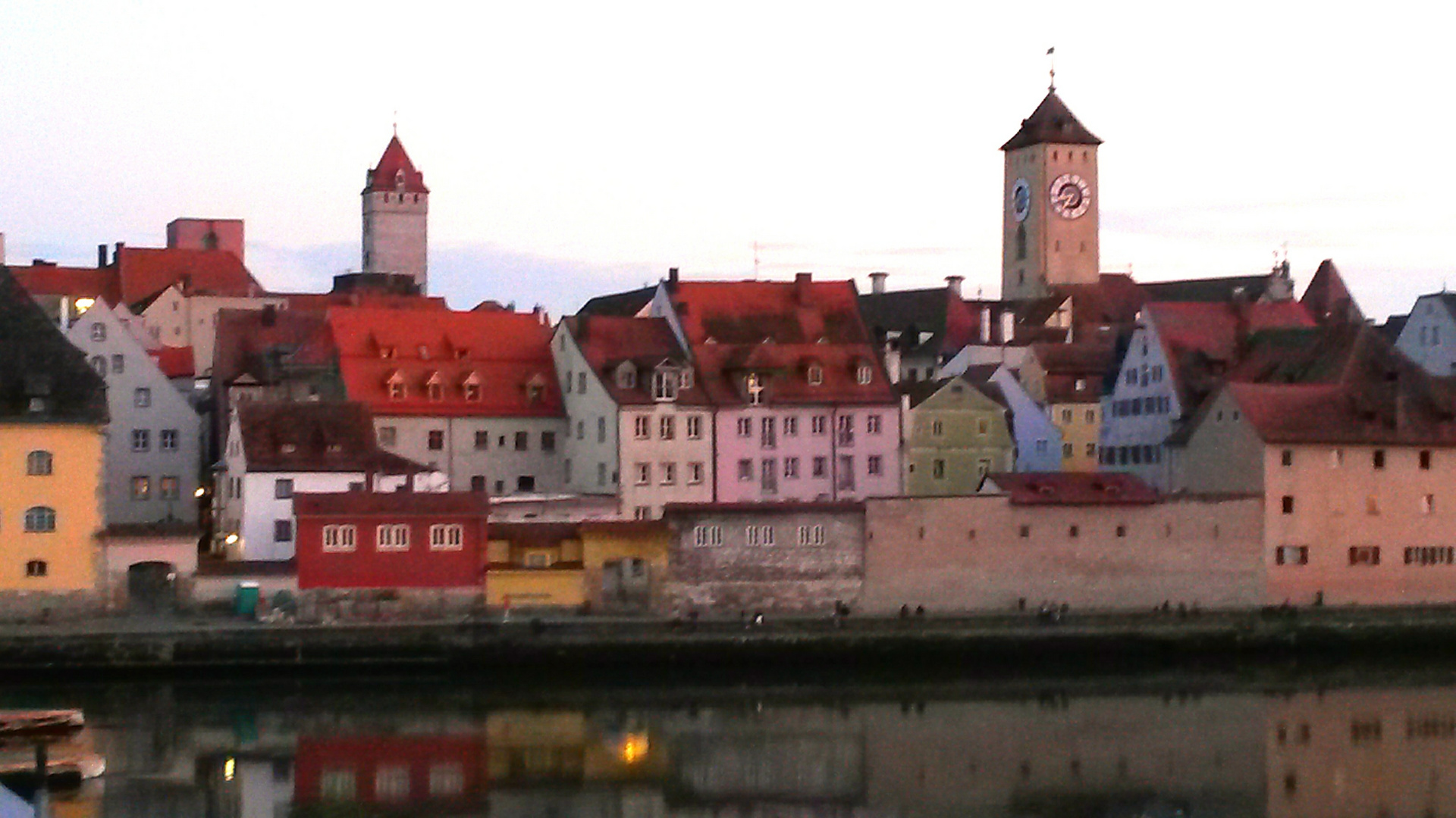 Farbenfrohe Abenddämmerung in Regensburg (Donau)