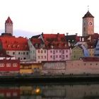 Farbenfrohe Abenddämmerung in Regensburg (Donau)