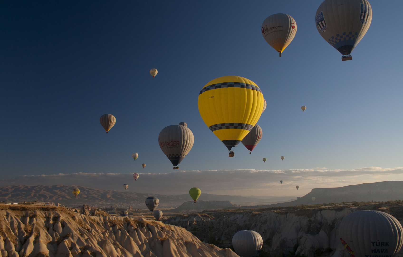 Farbenfrohe Ballons nach Sonnenaufgang über Kappadokien