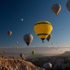 Farbenfrohe Ballons nach Sonnenaufgang über Kappadokien