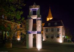 Farbenfrohe Bauklötzchen in Müllheims Nacht