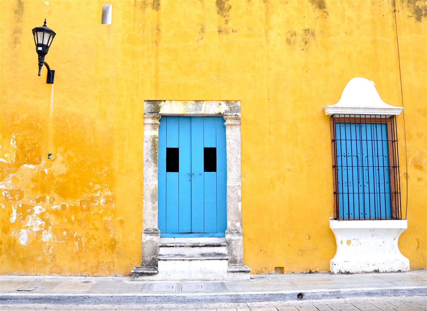 Farbenfrohe Fassade in Campeche