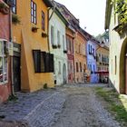 Farbenfrohe Gasse in Schäßburg