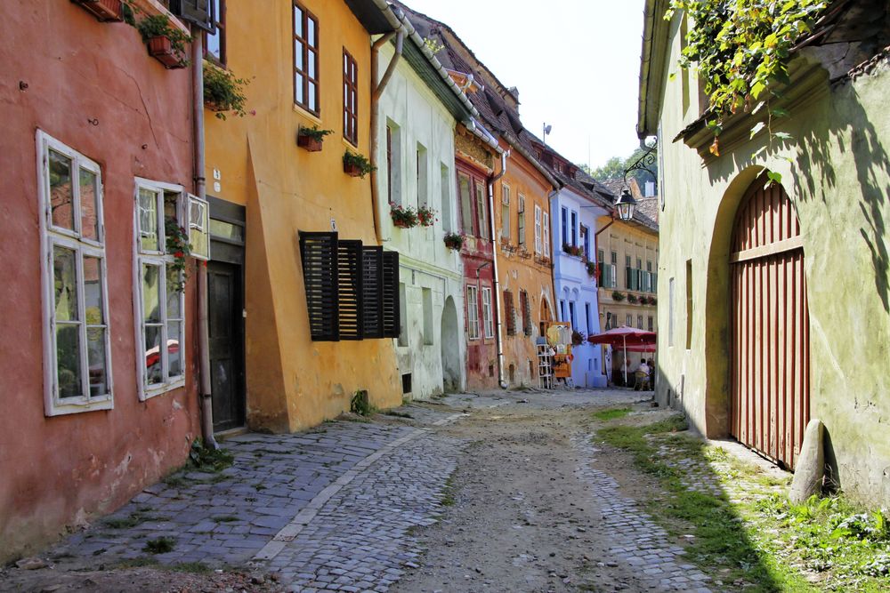 Farbenfrohe Gasse in Schäßburg