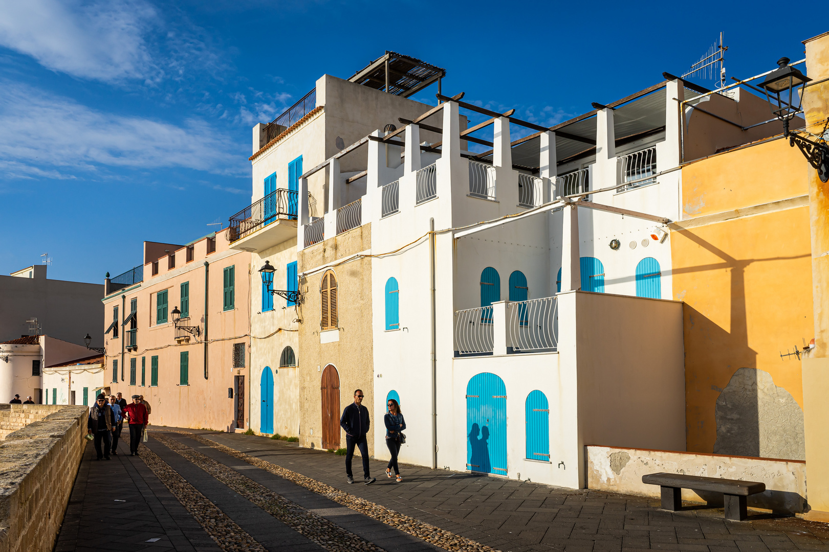 Farbenfrohe Häuser in Alghero