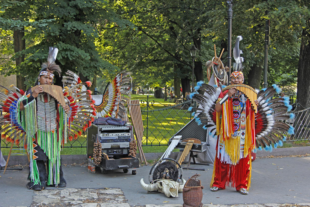 Farbenfrohe Musikgruppe