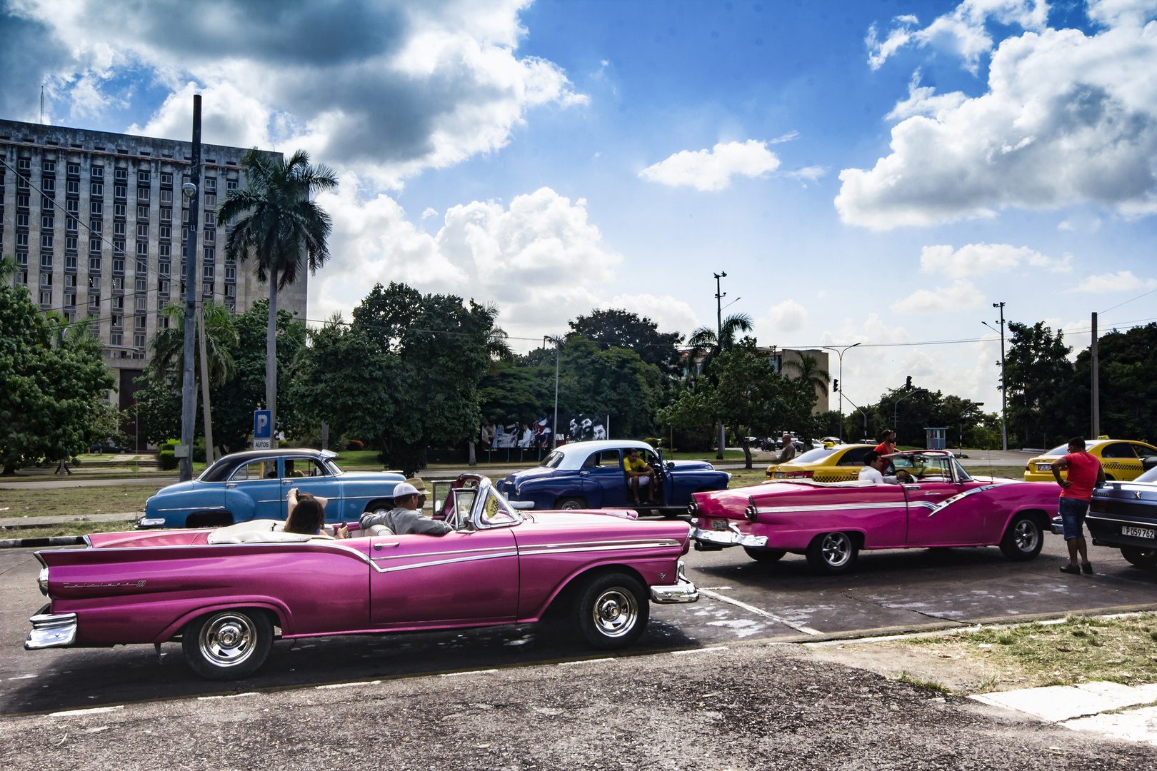 farbenfrohe Oldies in Cuba