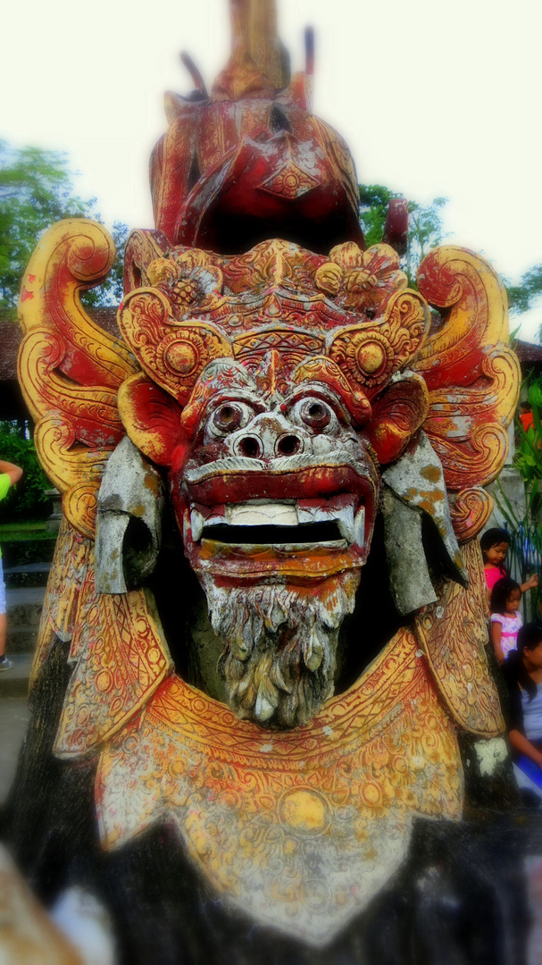 Farbenfrohe Skulptur auf Bali