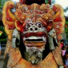 Farbenfrohe Skulptur auf Bali