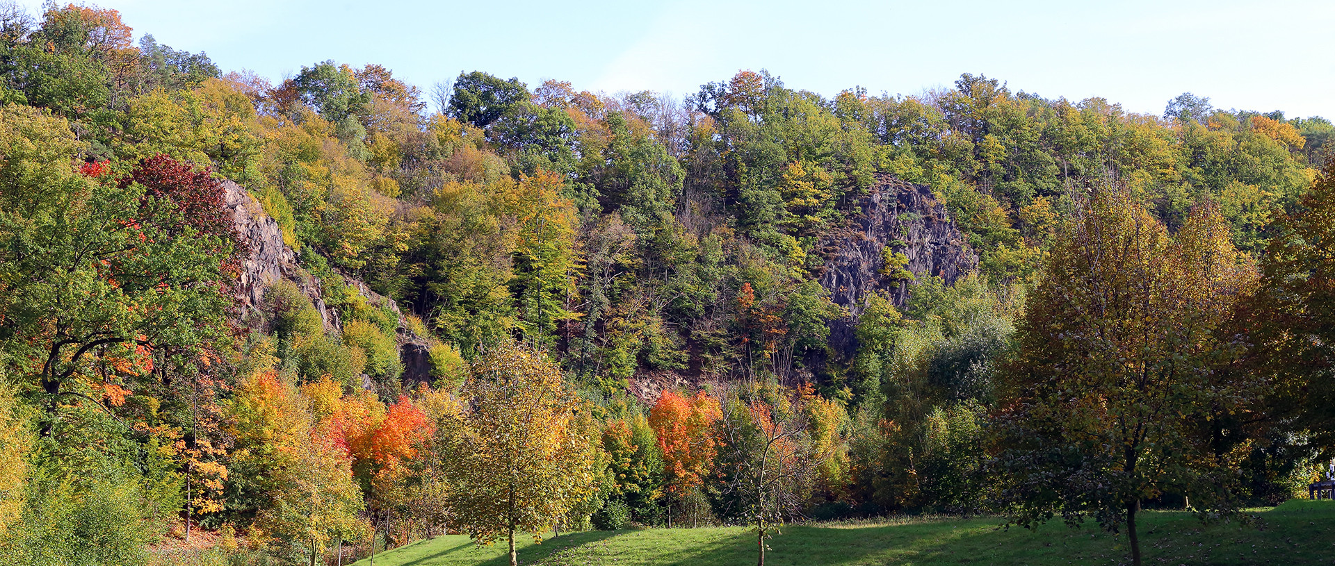 Farbenfroher Blick auf die östliche Felsenwand im Müglitztal...