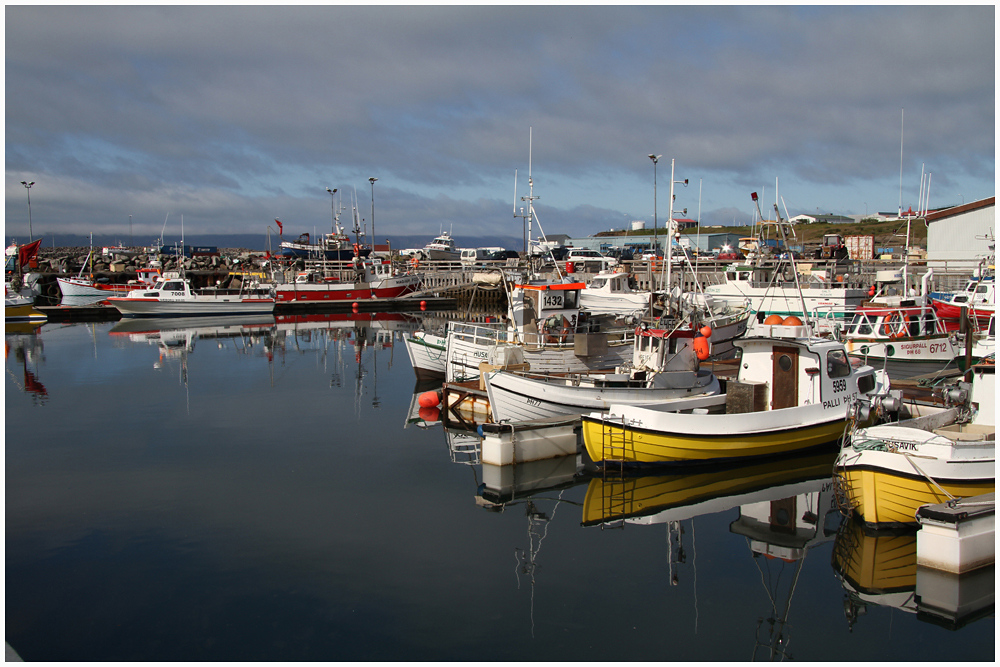 Farbenfroher Bootshafen in Húsavík