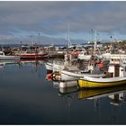 Farbenfroher Bootshafen in Húsavík