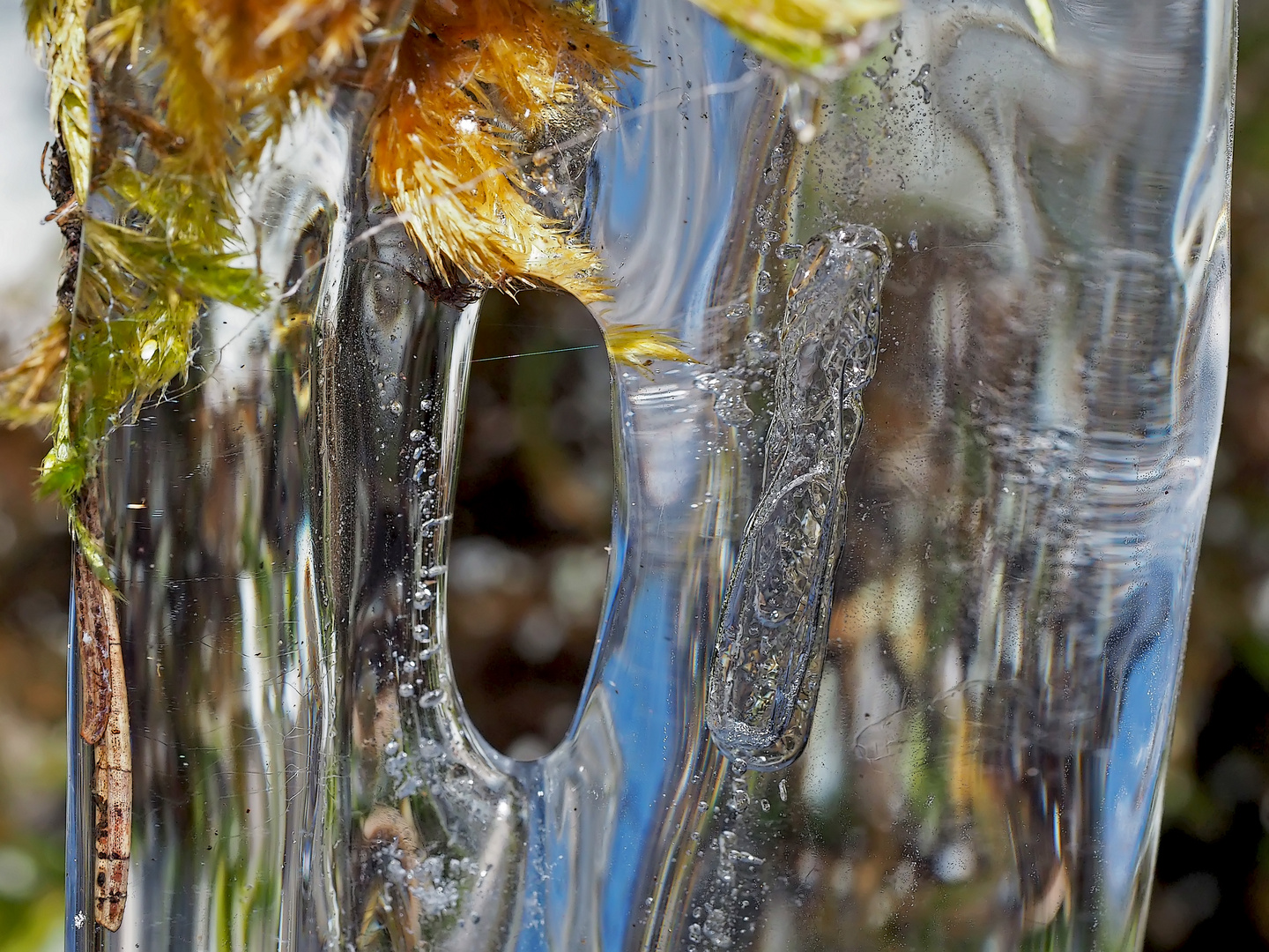 Farbenfroher Eiszapfen! - Une stalactite de glace remplie de lumière!