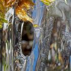 Farbenfroher Eiszapfen! - Une stalactite de glace remplie de lumière!