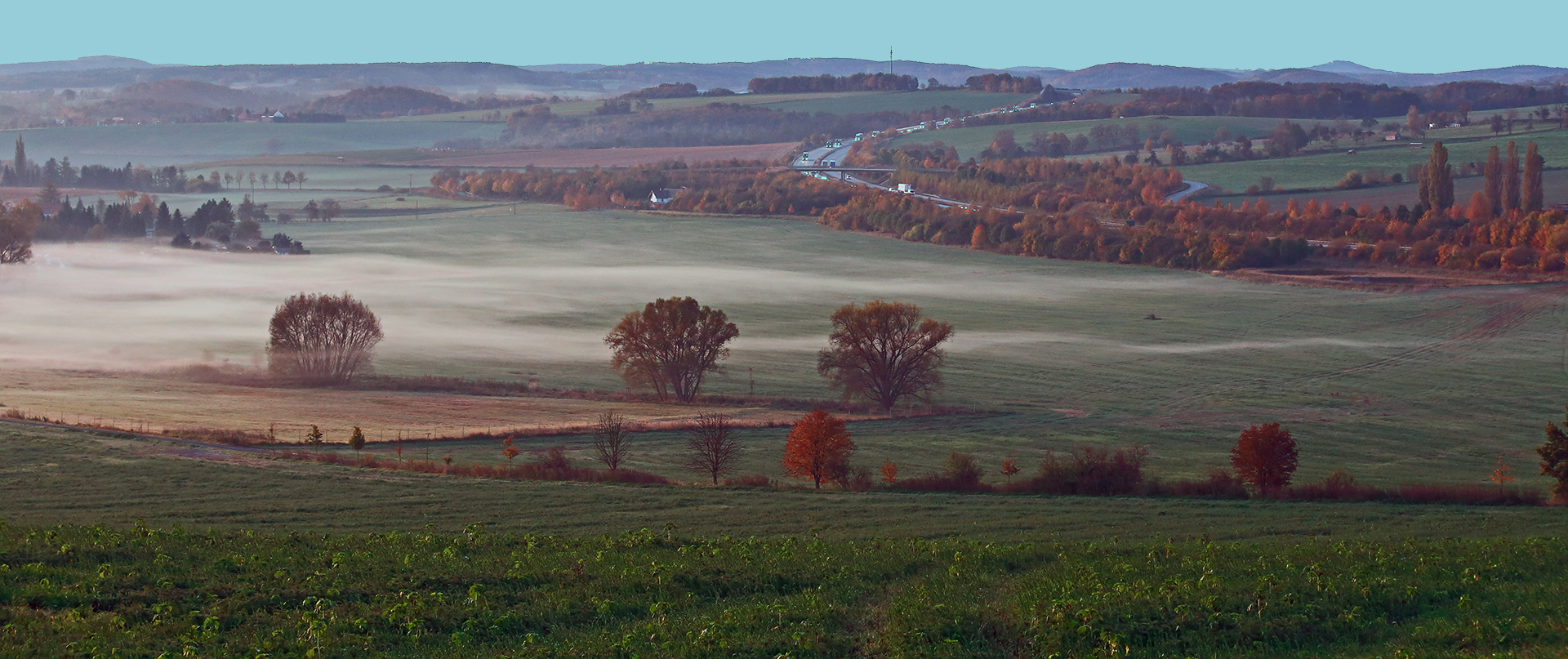 Farbenfroher Herbst auf den Fluren von Dohna mit Nebel auf den Wiesen