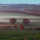 Farbenfroher Herbst auf den Fluren von Dohna mit Nebel auf den Wiesen