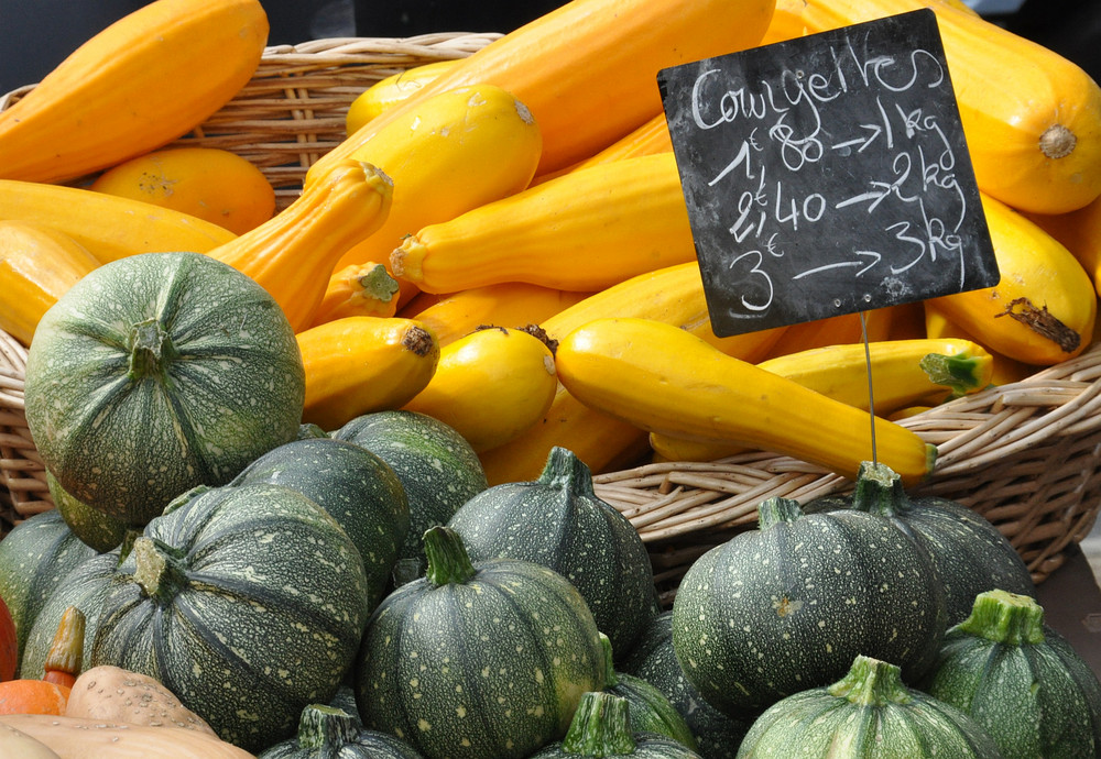 Farbenfroher Markt Bayeux 1