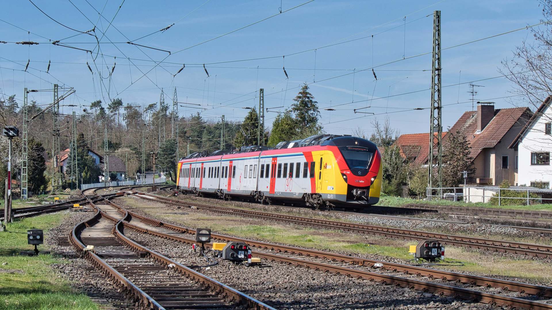  Farbenfroher Nahverkehr