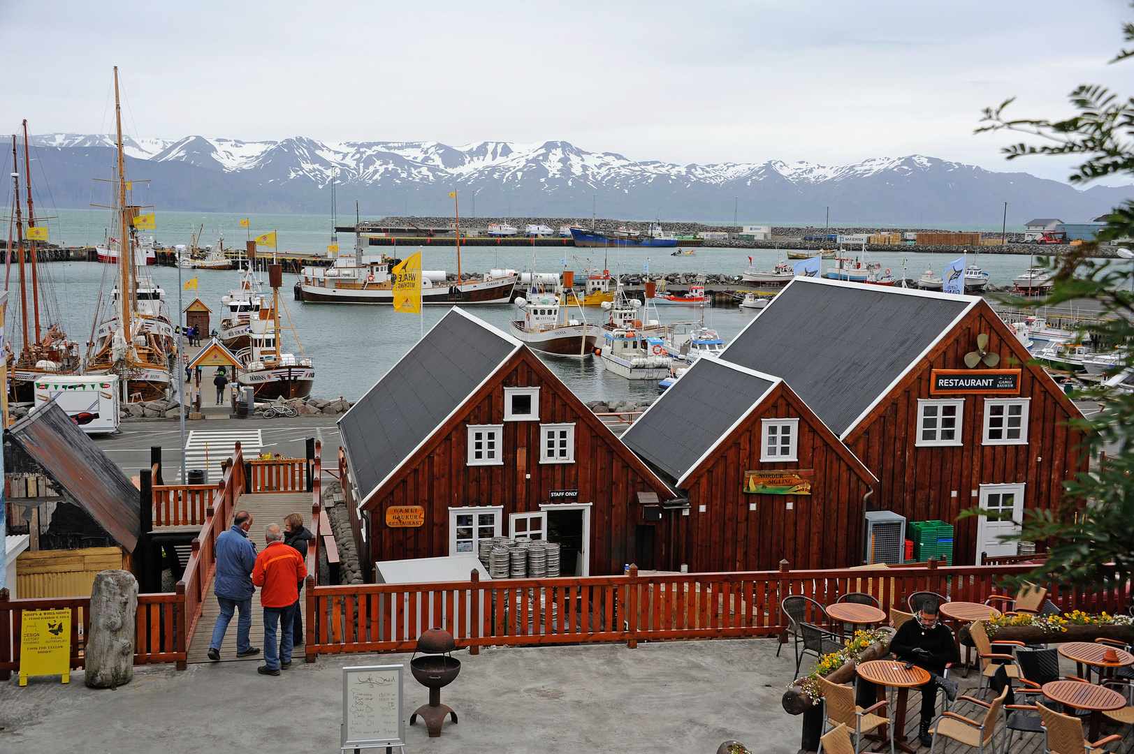 Farbenfroher Ort im Norden Islands