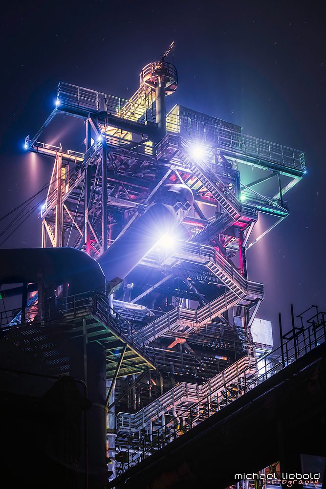 Farbenfroher Stahlkoloss im Landschaftspark Duisburg