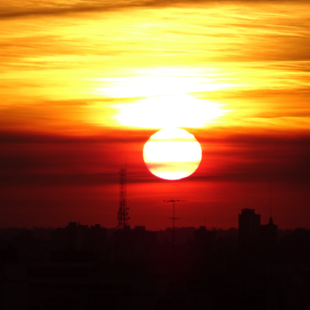 Farbenfroher Untergang der Sonne 