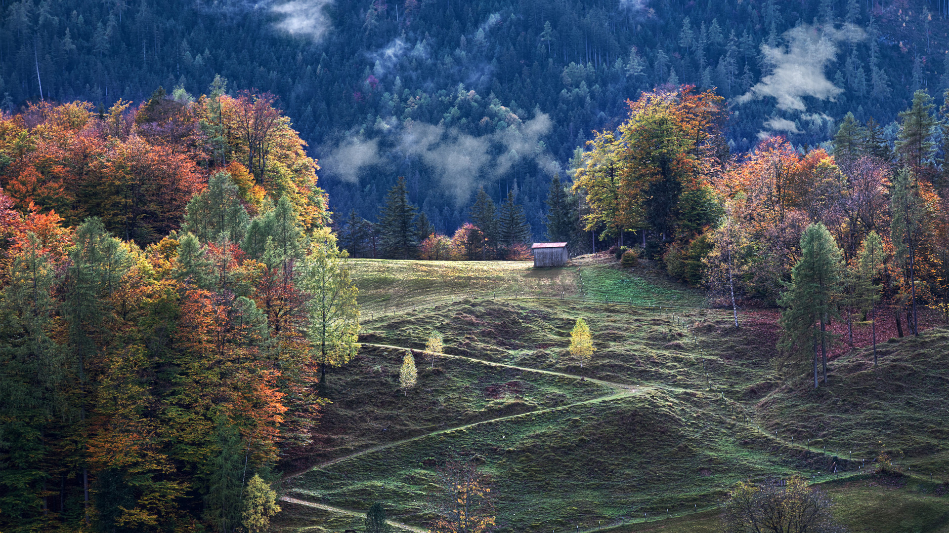 farbenfroher Weg zur Berghütte