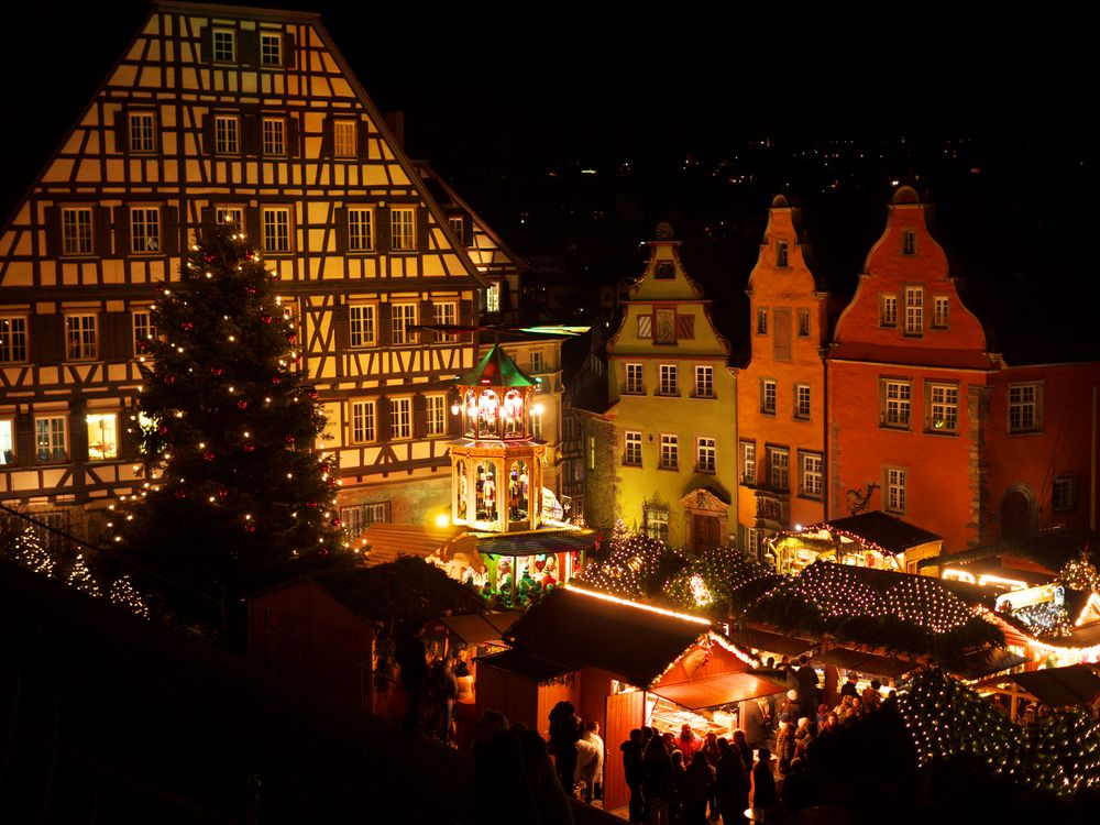 Farbenfroher Weihnachtsmarkt