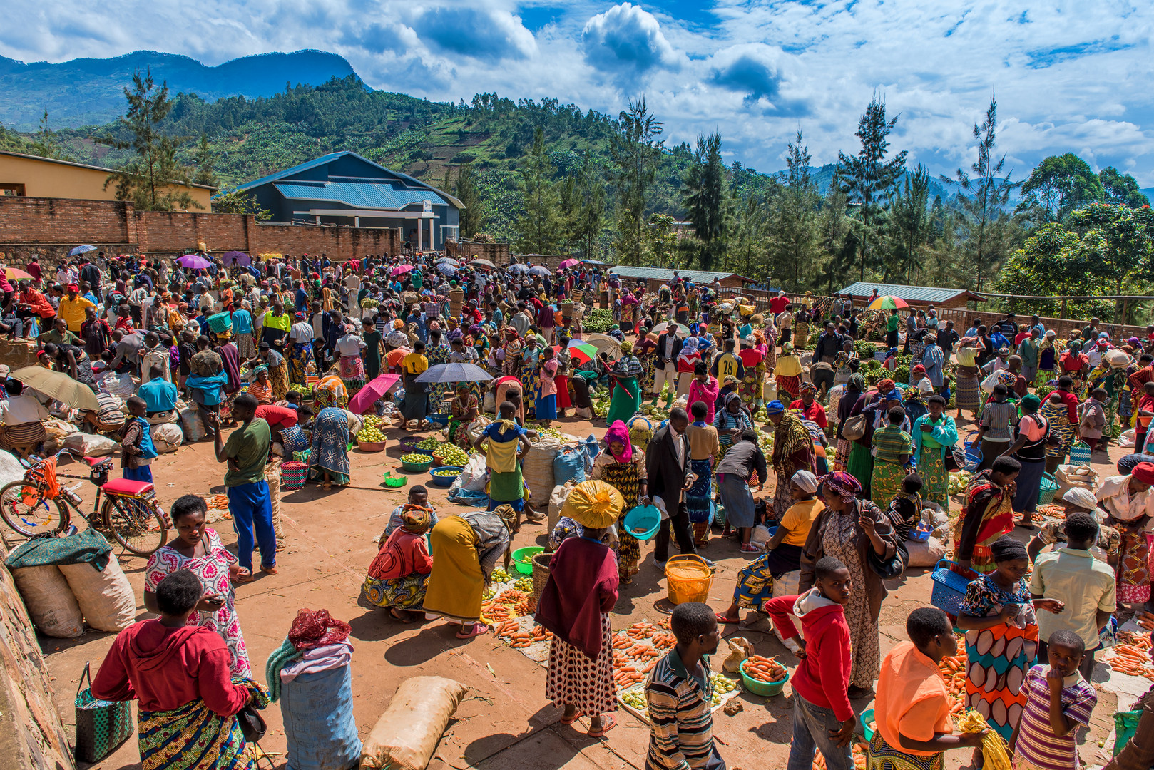 Farbenfroher Wochenmarkt im Kongo