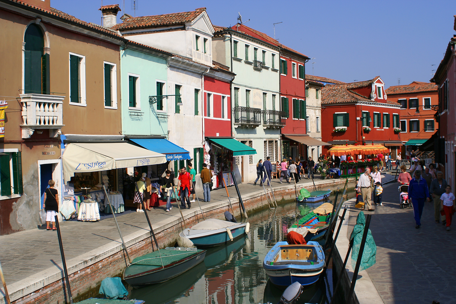 farbenfrohes Burano im Frühjahr