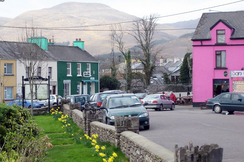 farbenfrohes Dorf in Irland