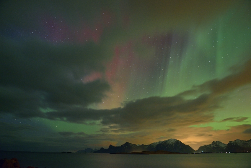 Farbenfrohes Lichterspektakel am Himmel Lofotens