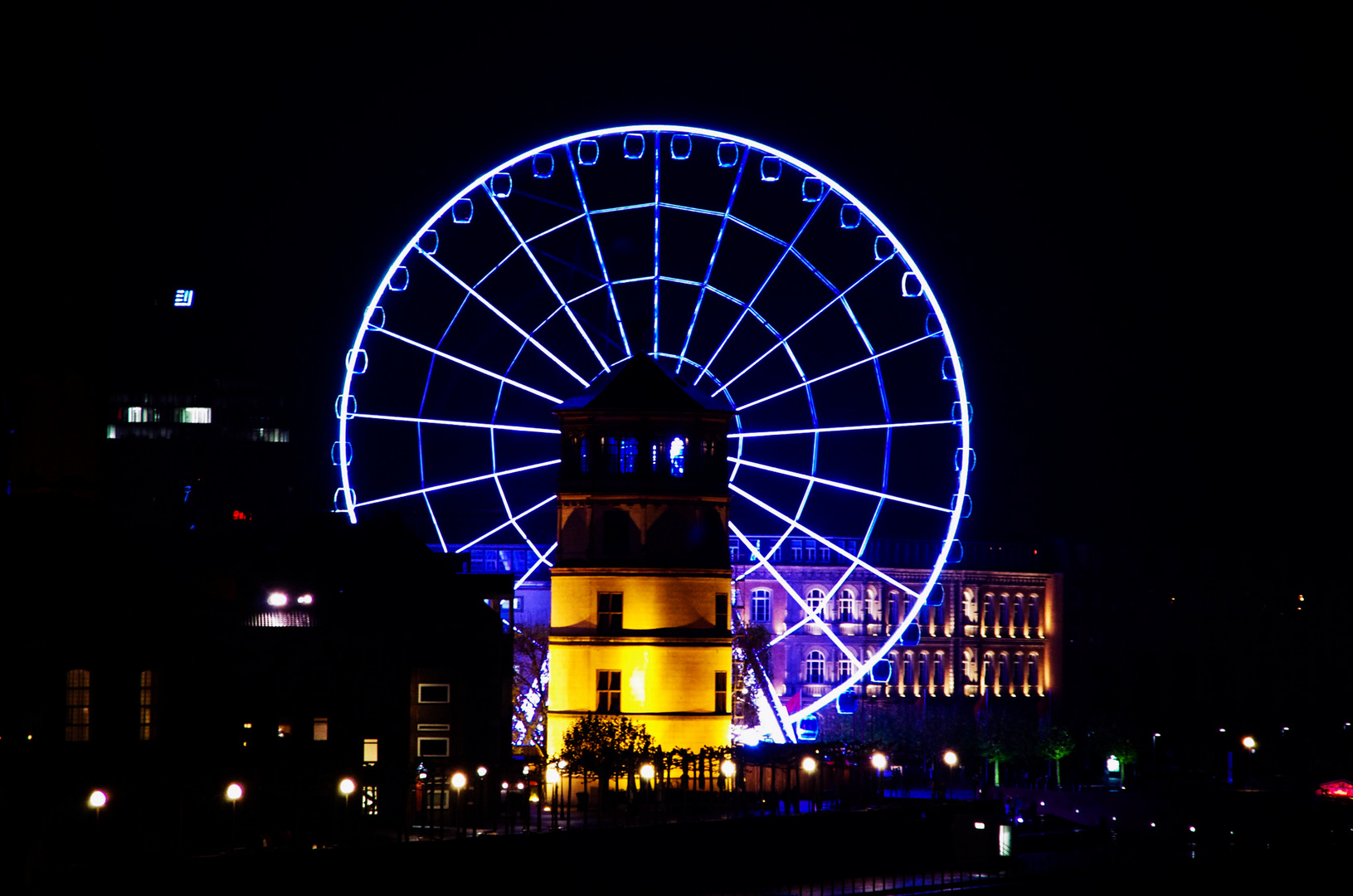 Farbenfrohes Riesenrad am Rhein