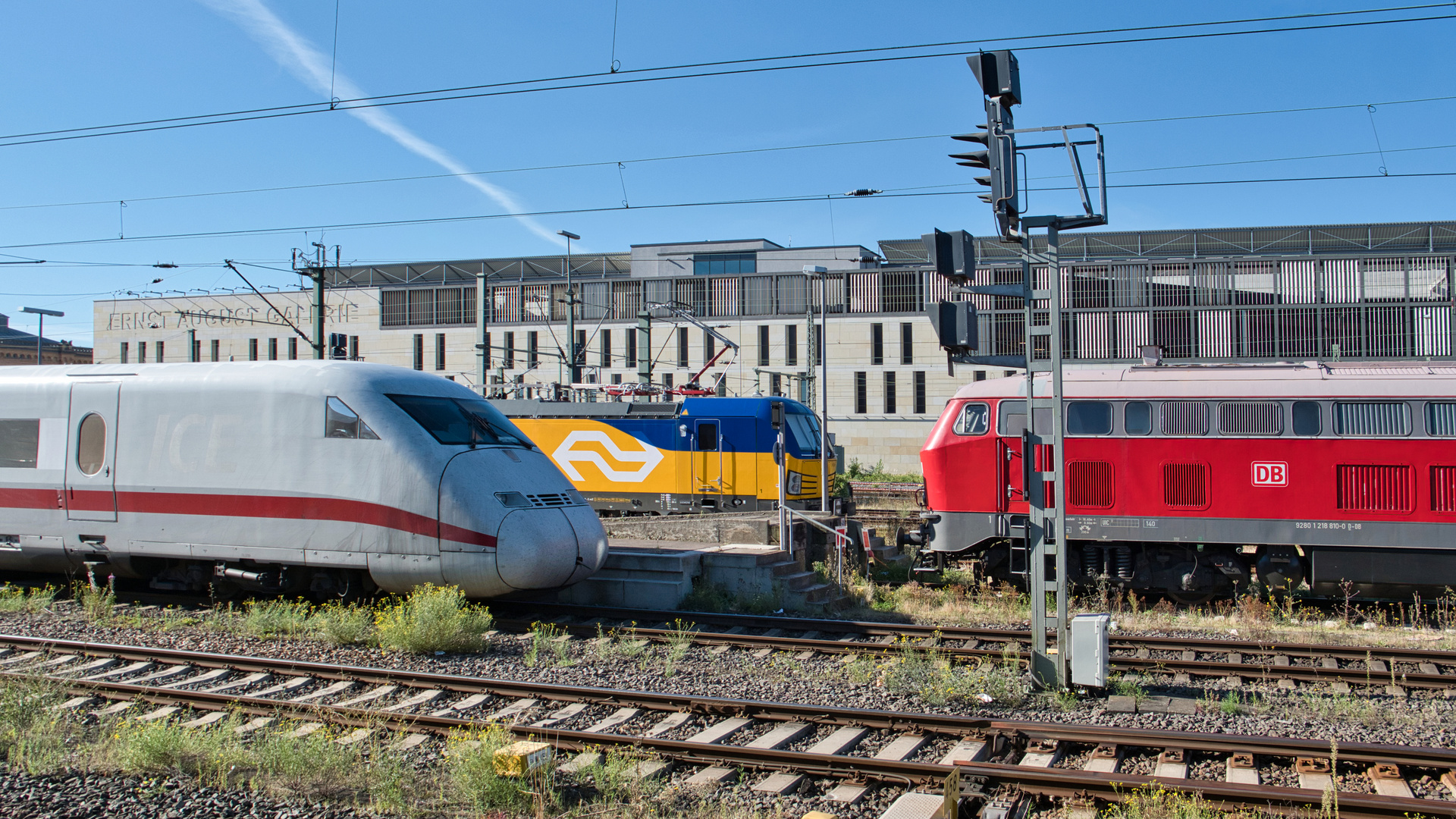 Farbenfrohes Stelldichein in Hannover Hauptbahnhof